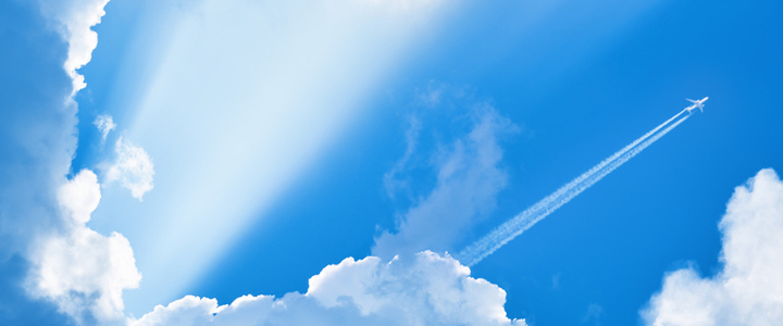 Les avions laissent des traces blanches dans le ciel : savez-vous pourquoi ?